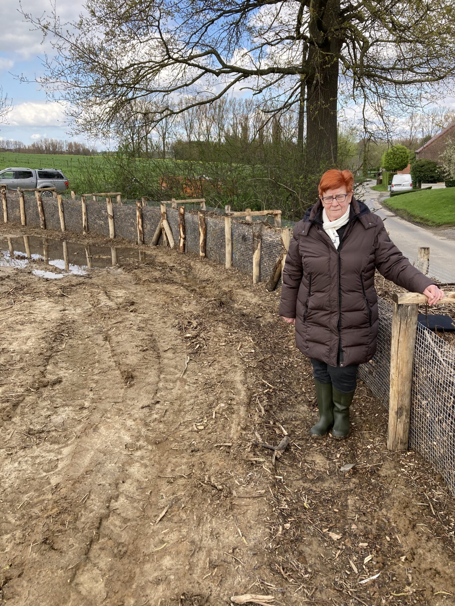 Schepen van milieu en landbouw Greta Cochez bij een nieuwe houthakseldam, één van de maatregelen uit het nieuwe hemelwater- en droogteplan